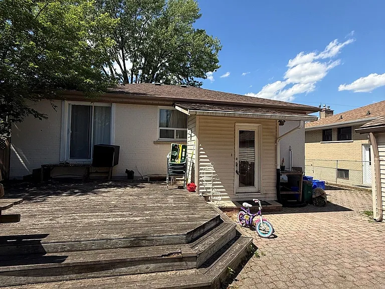 93 Morgan Ave — Photo 2