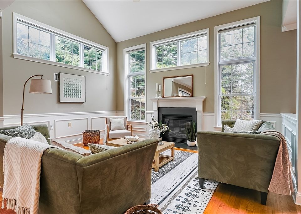 1st image of 432 Boxwood Ln