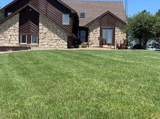 1424 260th St, Hiawatha, KS 66434