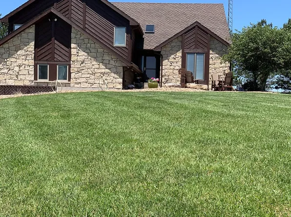 1424 260th St, Hiawatha, KS 66434