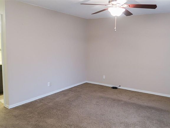5th image of 1004 S Oak St