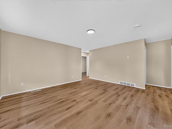 5th image of 33618 Warren Rd
