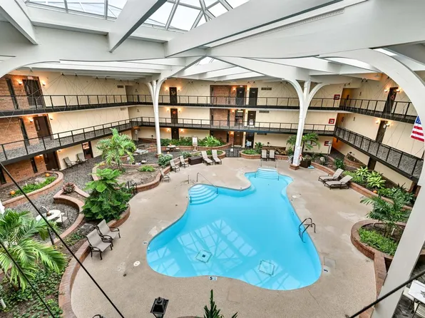 6100 W Stonehedge DRIVE #347, Greenfield, WI 53220
