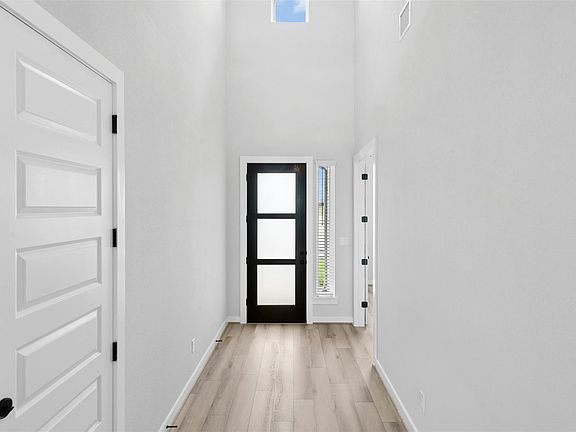 5th image of 1210 Silver Falls Dr