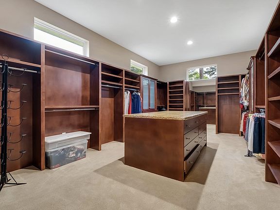 5th image of 165 Wisteria Ln