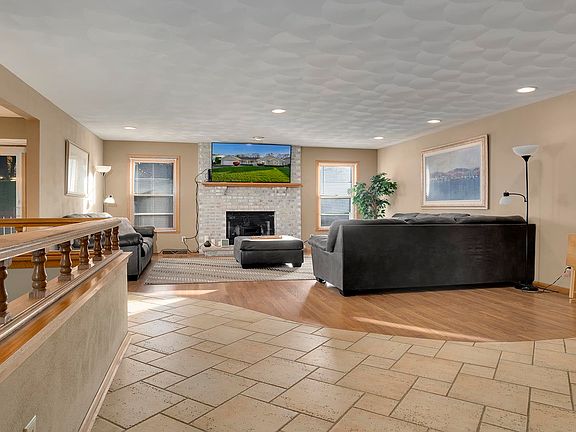 3rd image of 93 Autumnwood Dr