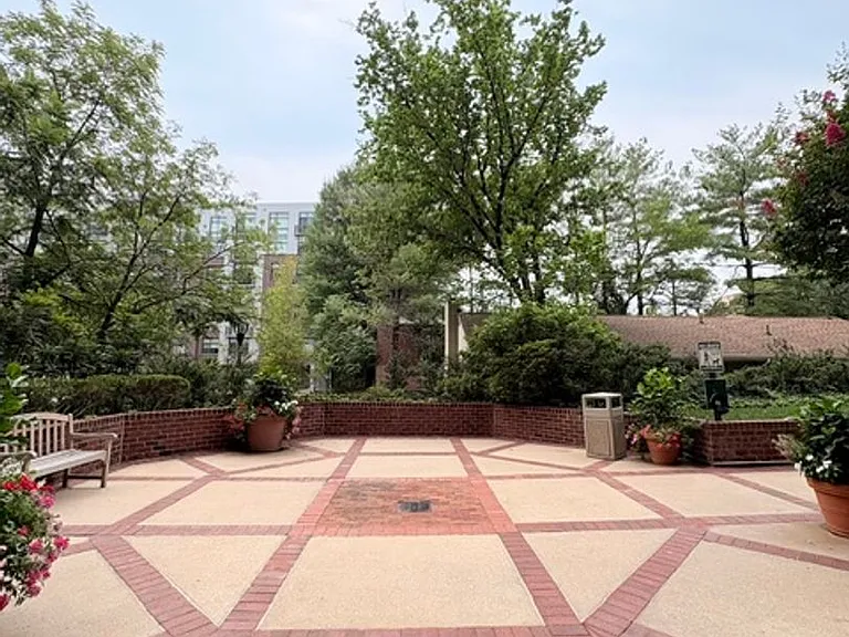 7500 Woodmont Ave #907 — Photo 29