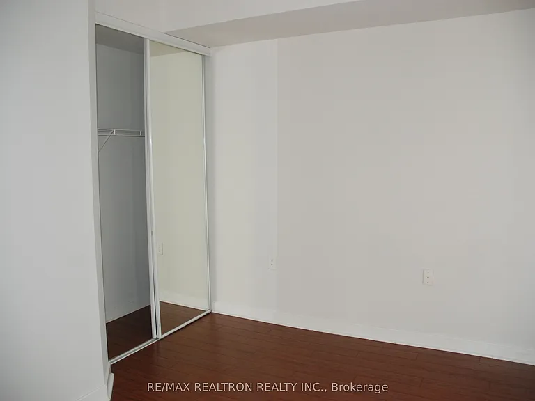 85 Bloor St E #913 — Photo 10