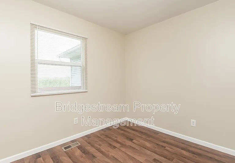 340 Walnut St — Photo 8
