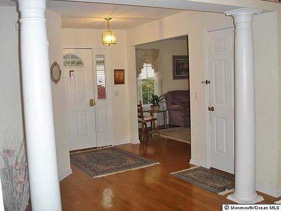 4th image of 2373 Woodbine Ln