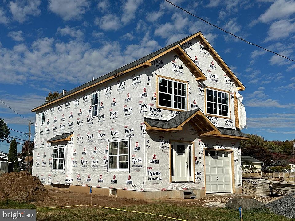 2nd image of 909 New Chestnut St