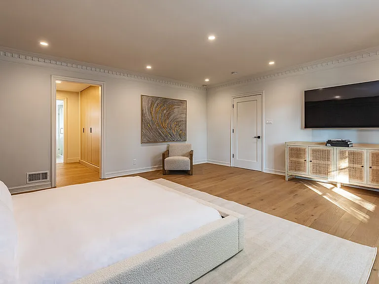 702 N Beverly Dr — Photo 38