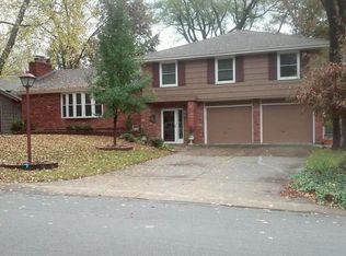 240 N Winnebago Dr, Lake Winnebago, MO 64034
