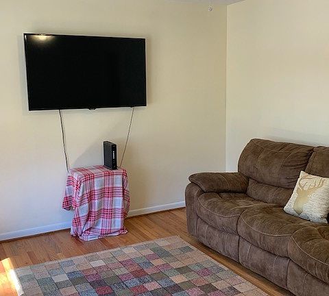 3rd image of 21 Woodland Rd