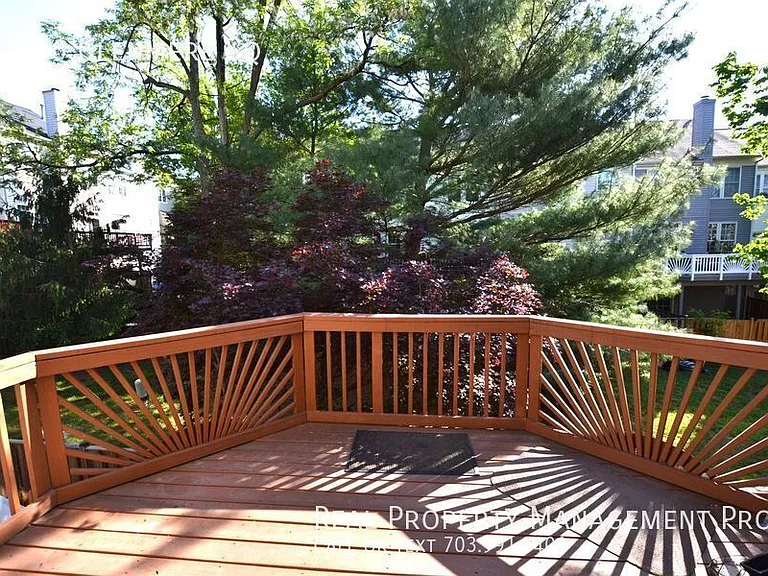 20606 Glenmere Sq — Photo 9