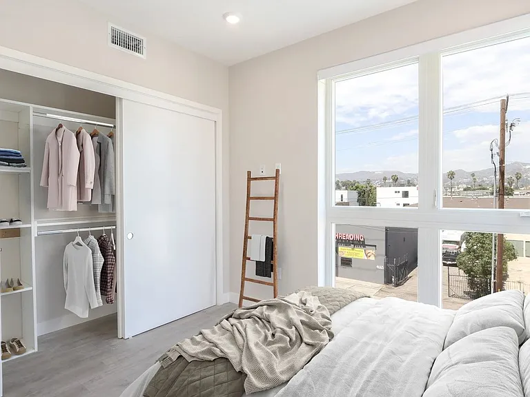 4660 Melrose — Photo 51