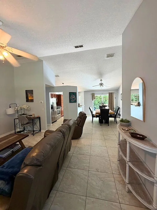 3 bed, 2.0 bath, 1358 sqft, $3,200 — Photo 2