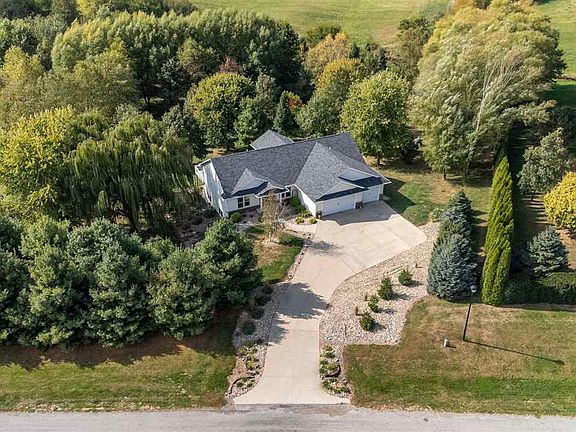 3rd image of 121 Pheasant Run