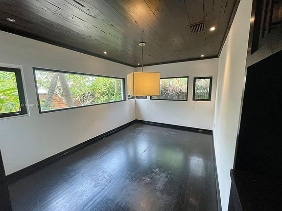 5th image of 3026 Aviation Ave
