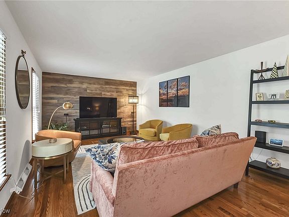 3rd image of 8435 Sunnydale Dr
