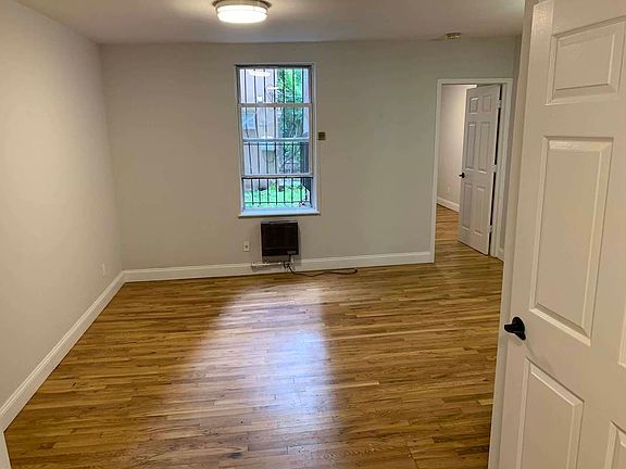 3rd image of 118 Avenue C #R1