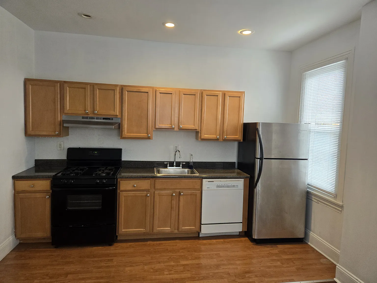2 bed, 800 sqft, $1,500 — Photo 3
