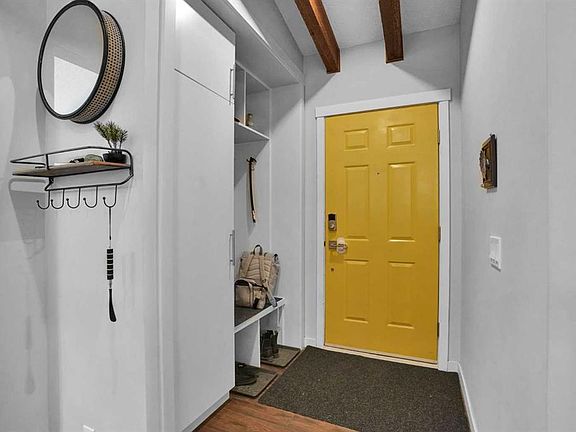 3rd image of 36 Coach Manor Rise SW