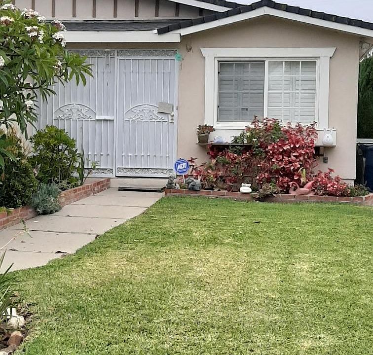 2nd image of 10626 Cimarron St