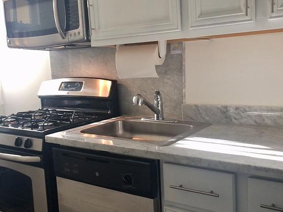 3rd image of 4 Fontainebleau Dr APT B
