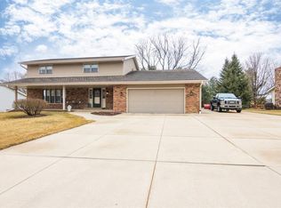 1436 Featherstone Rd, Rockford, IL 61107