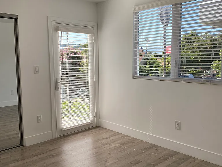2300 Carmona Ave — Photo 43