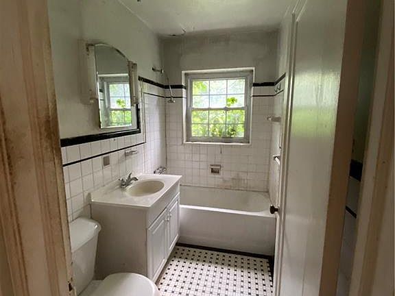 3rd image of 1122 Edgewood Dr