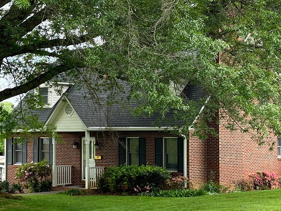 1st image of 702 N Hills Dr