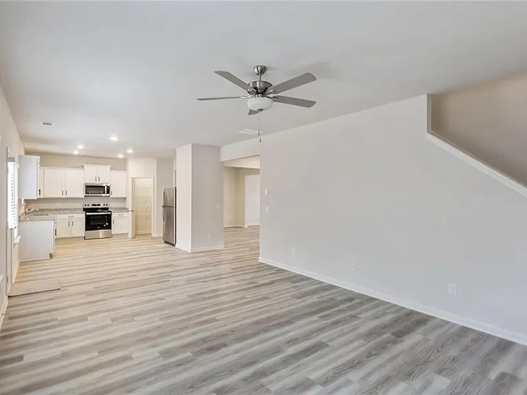 668 Mackenzie Cv — Photo 11