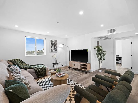 2nd image of 1377 W 36th Pl #Privateroom4