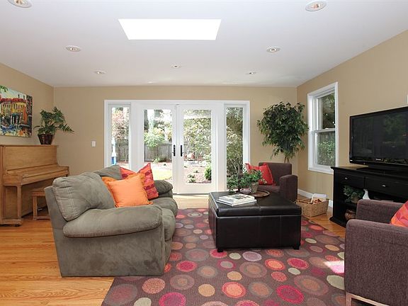 4th image of 211 Chester St