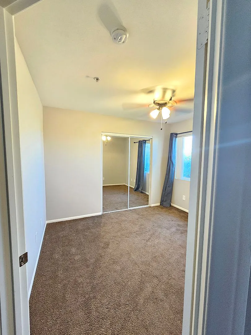 Beautiful 4 bedroom Home w/ Solar — Photo 3