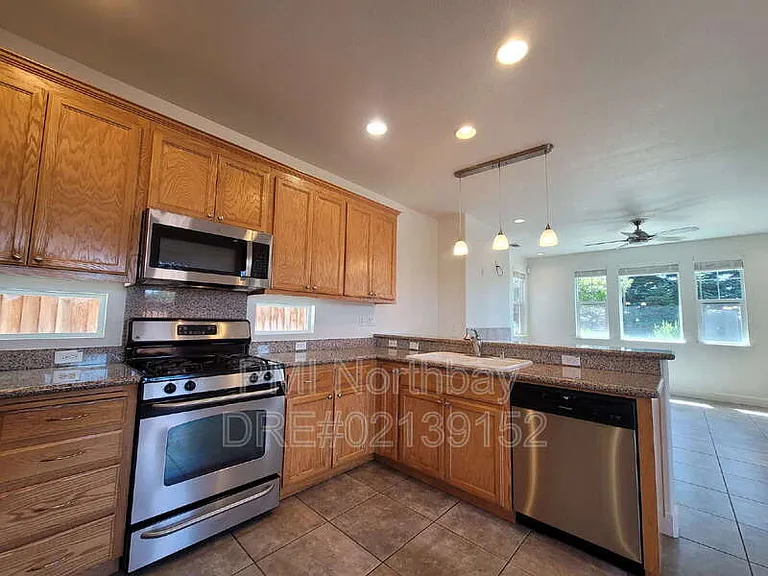 481 Lexington Dr — Photo 5