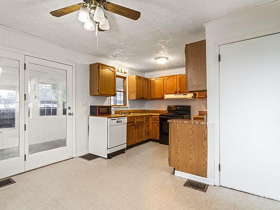 4th image of 989 Davis Ave