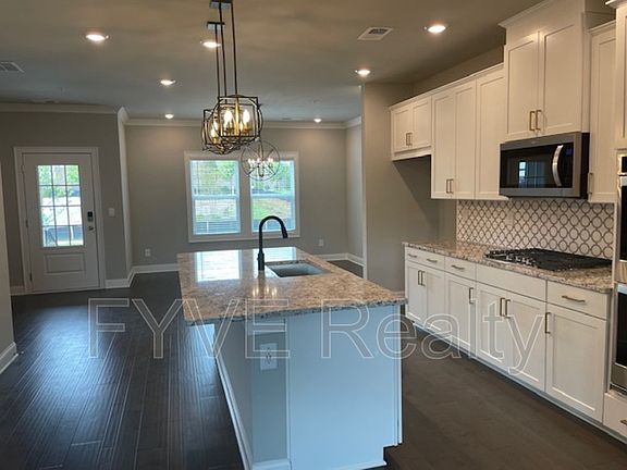 5th image of 369 Lincoln St