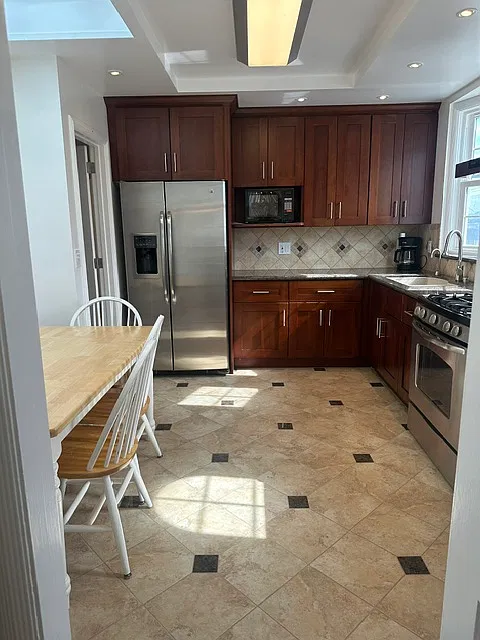 3 bed, 1600 sqft, $8,800 — Photo 1