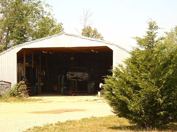 HUGE GARAGE WITH UTILITIES!