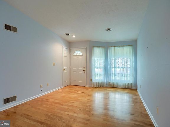 5th image of 73 Greenspring Dr