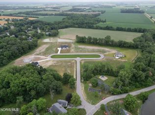 135 Coach House Loop, Bowling Green, OH 43402