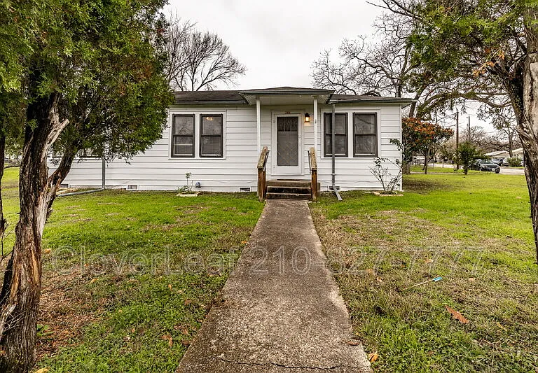 295 N Peach Ave — Photo 2