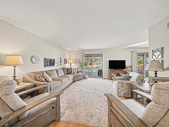 5th image of 215 Somerset Dr
