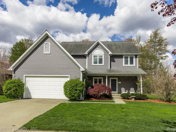 910 Hunter Ct, Marysville, MI 48040