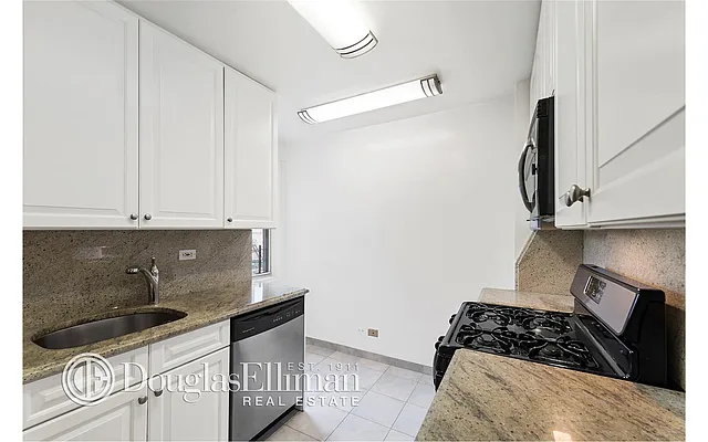 Rented by Douglas Elliman | media 19