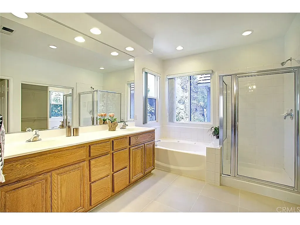 Building Photo - 15692 Willow Run Dr