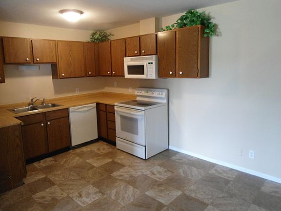3rd image of 401 E Hillcrest Dr